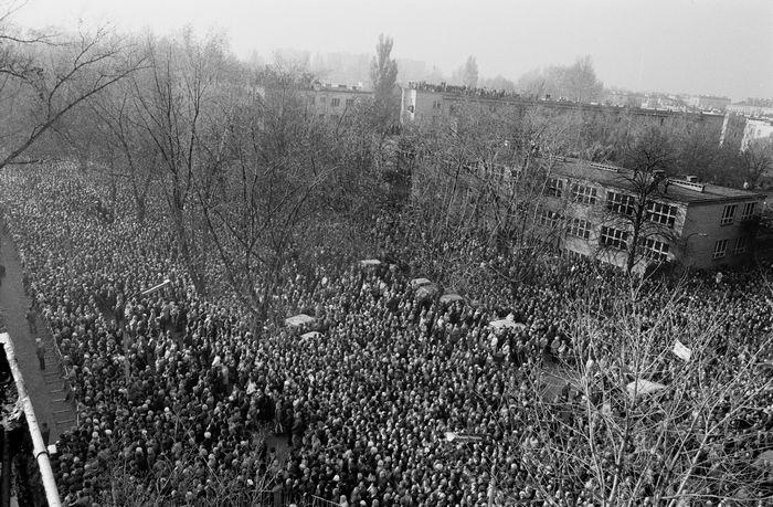 i zgromadził olbrzymie tłumy wierny, przekształcił się w wielką patriotyczną manifestację.