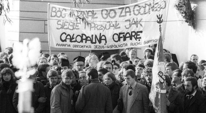 Popiel Działalność ks. Popiełuszki była krytykowana i szykanowana przez władze PRL, które oskarżały go o działalność antypaństwową. Od 1982 r.