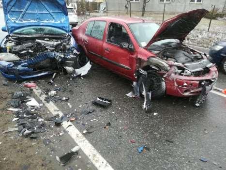 Kolizja na krajowej "16" w Nowych Bagienicach. Fot. Piotr Piercewicz Na krajowej 16 zderzyły się Renault Thalia oraz Mazda 3. Okoliczności zdarzenia wyjaśniają mrągowscy policjanci.