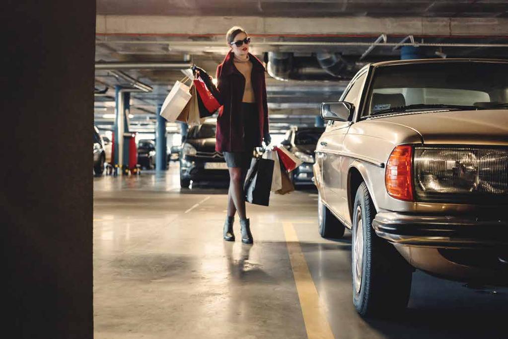 Hala garażowa dla zmotoryzowanych Dla wygody, dla bezpieczeństwa - zmotoryzowani mogą zostawić swoje pojazdy na dostęnych miejscach postojowych w hali garażowej.