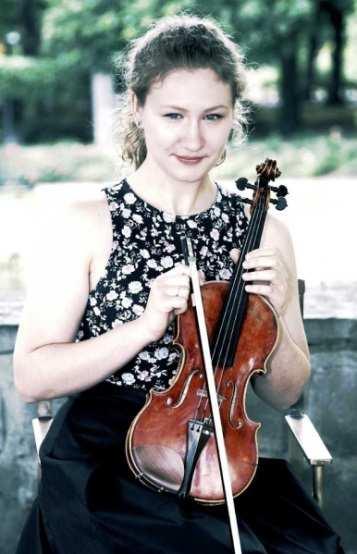 fot. archiwum własne KORNELIA FIGIELSKA Urodzona w 1996 roku w Koszalinie. Naukę gry na skrzypcach rozpoczęła w wieku 6 lat w klasie mgr Małgorzaty Kobierskiej w ZPSM im. G. Bacewicz w Koszalinie.