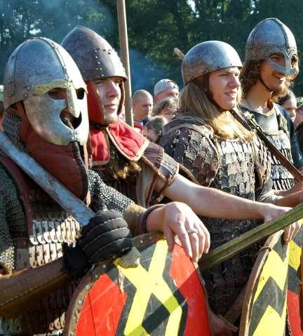 Część wykopanych na jego terenie zabytków prezentowana jest na terenie grodu w pawilonie muzealnym, na wystawie zaaranżowanej w formie wykopu archeologicznego.