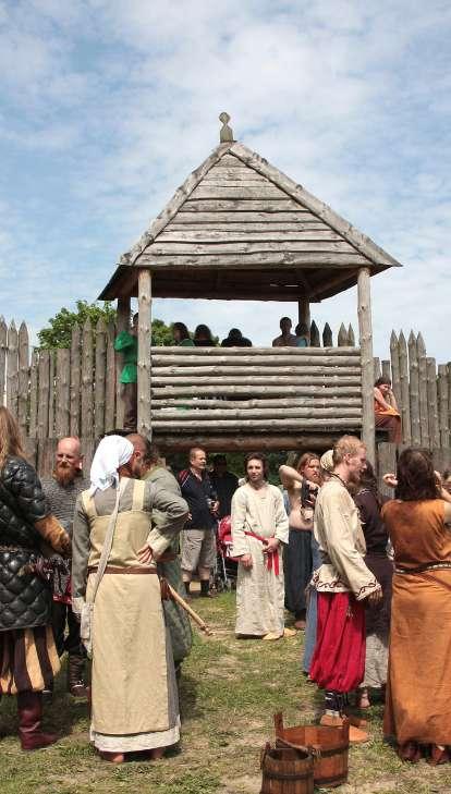 Natomiast podczas badań w romańskim XII-wiecznym kościele pw. św. Mikołaja, stojącym w dawnej osadzie targowej, odkryto pozostałości jego założenia z I połowy XI wieku.