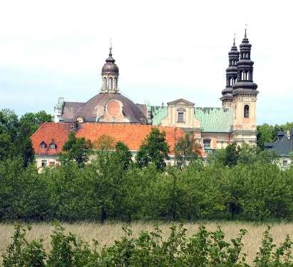Tajemnice Giecza można poznać wędrując po rezerwacie archeologicznym, oglądając stałą ekspozycję w budynku muzealnym oraz zwiedzając wioskę edukacyjną, w której prezentowane są różne rodzaje Festyn w