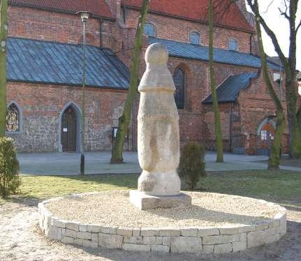 LĄD Od przełomu IX i X wieku istniał tu gród strzegący przeprawy przez Wartę. Od połowy XI stulecia Ląd był prawdopodobnie siedzibą kasztelani.