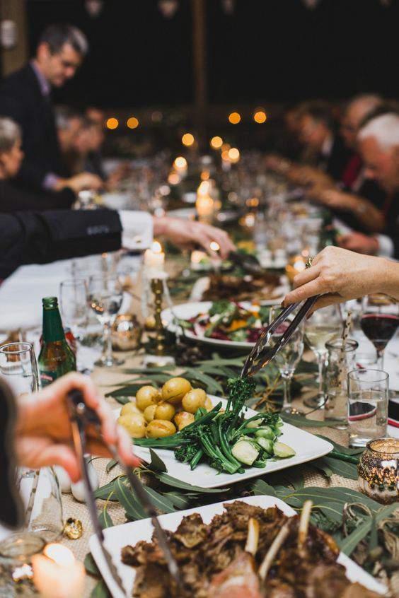 MENU Różnorodność dostępnych menu sprosta upodobaniom kulinarnym wszystkich weselników. Dla Państwa wygody gotowe opcje menu zaczynają się już od 120 zł/osobę.