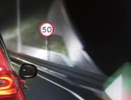 niską prędkością. Jeśli system wykryje, że samochód przez Tobą nagle się zatrzymał, automatycznie włącza hamulce.