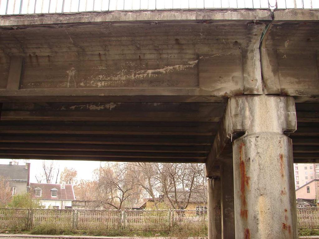 1), a na badanych powierzchniach elementów widoczne były ślady migracji wody przez beton w postaci białych osadów wodorotlenku wapnia oraz stalaktytów.
