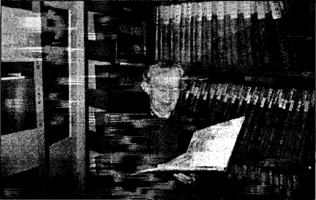 była zatrudniona w księgarni Dom Książki przy ul. Sikorskiego. 15 IX 1959 r. podjęła pracę w gorzowskim archiwum, gdzie pracuje do dziś. W październiku 1968 r.