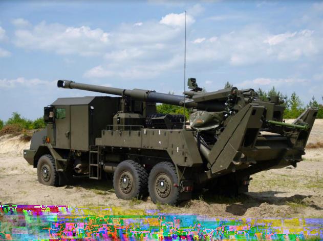 Rozwiązanie systemu mechanicznego dosyłania w haubicy Caesar, choć konstrukcyjnie odmienne (pocisk kładziony jest na korytku znajdującym się po lewej stronie zamka poniżej nasady, po czym ramię