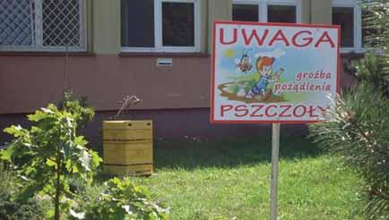 W ramach tej inwestycji dokonano ponad 860 nasadzeń na terenie placówki, podzielonych tematycznie i opisanych na tablicach edukacyjnych.