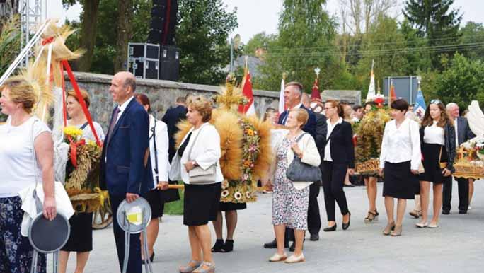 DIECEZJALNO-POWIATOWO -GMINNE DOŻYNKI W SADOW- NEM WRZESIEŃ 2018 Na wspólne świętowanie dziękczynienia za plony na dożynki diecezjalne przybyło około 80 delegacji z przygotowanymi wieńcami