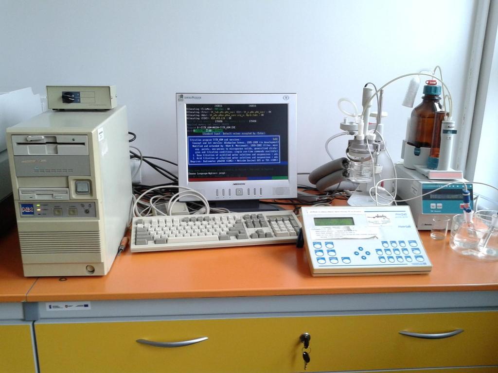 rozdzielczość 10-6 mmhg; próżnia < 3.