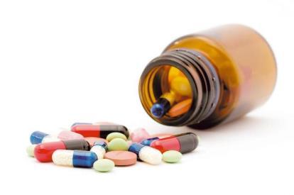 7 Analiza środków farmaceutycznych Określenie czystości leków z równania van t Hoffa : Krzywe DSC fenacetyny i jej mieszanin z kwasem 4-aminobenzeno-sulfonowym: Krzywa 1 fenacetyna, Krzywa 2