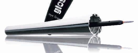 Aplikatorem w pędzelku można narysować równą, idealnie matową kreskę. Eyeliner ma e jest bardzo trwały i wydajny.