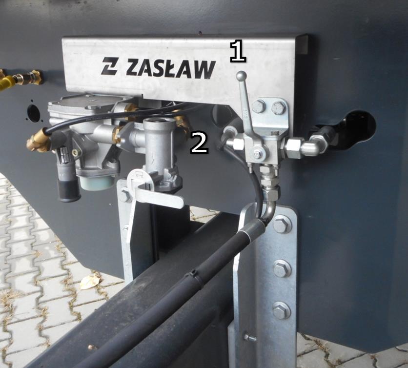 Do sprzęgania drugiej przyczepy i poruszania się po drogach należy stosować tylko zaczep automatyczny (homologowany) o średnicy sworznia fi 38.