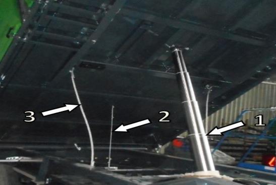 Przewody hydrauliczne gumowe zaleca się wymieniać co 4 lata, bez względu na ich stan techniczny. Czynność tę należy powierzyć wyspecjalizowanym warsztatom.