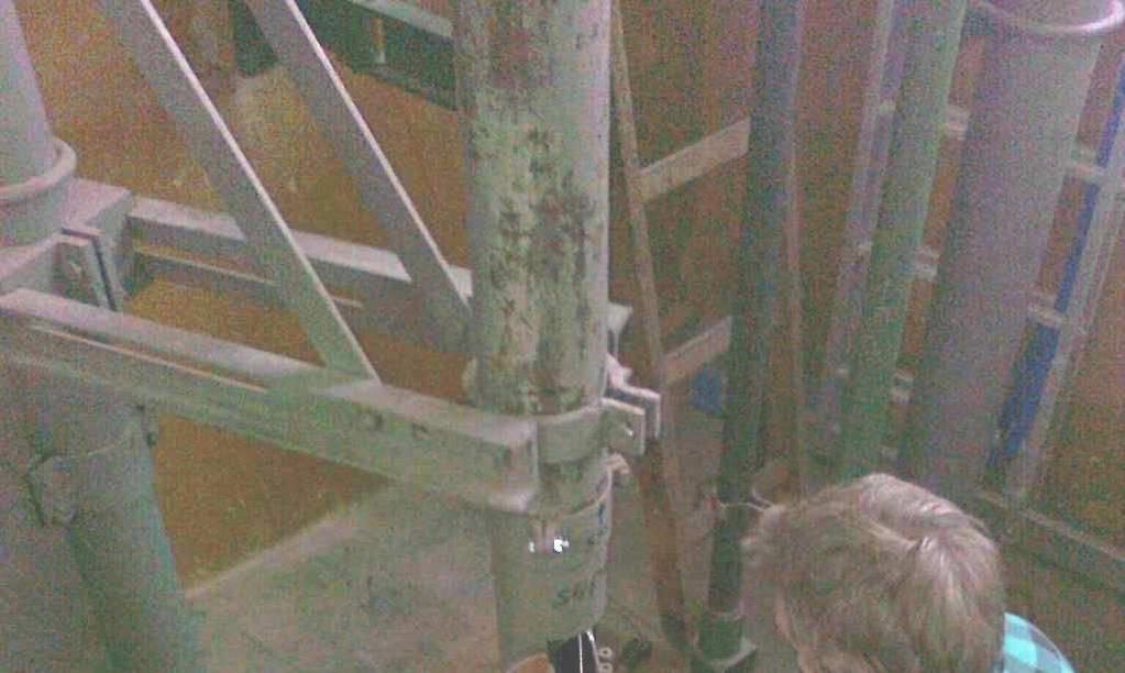 Fot. 1. Widok stanowiska do badań bezpieczeństwa DCR-2 przy upadku z wysokości 3 m. Po badaniu 5 szt. zapalników w położeniu pobudzaczem na dół (oznaczenie D ), 1 zapalnik zdemontowano.