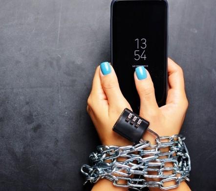 Profilaktyka problemu: Objawami fonoholizmu są: nałogowe korzystanie z telefonu, uzależnienie od komórki i