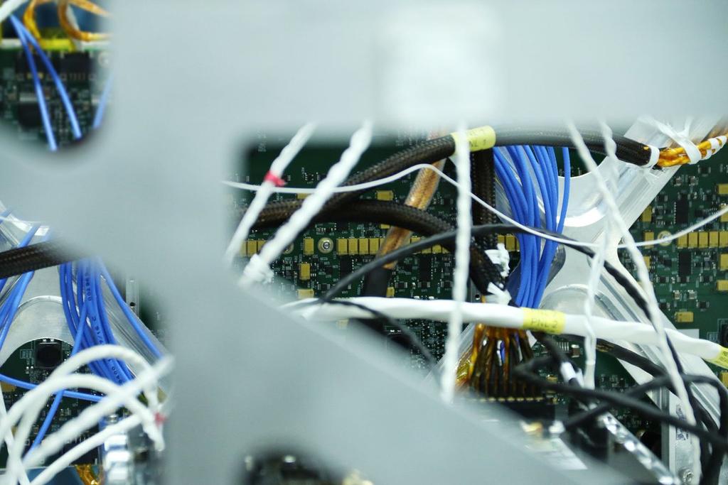 Hardware i okablowanie dla jednego z satelitów ICEYE. Fot.