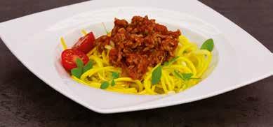 marchwi 2 łyżki koncentratu pomidorowego Sól i pieprz Papryka w proszku Odrobina wywaru warzywnego Spaghetti Bolognese z żółtej cukinii Obierz cebulę i marchew, a następnie pokrój je urządzeniem