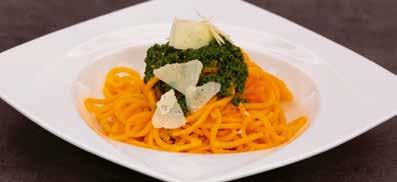 orzeszków piniowych 70 g sera Parmezan lub Pecorino (twardy ser z owczego mleka) 2 ząbki czosnku 150 ml wysokiej jakości oliwy z oliwek 500 g słodkich ziemniaków Spaghetti ze słodkich ziemniaków z