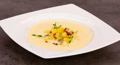 Skwarki wedle uznania 1 kg ziemniaków Frytura lub olej Sól ½ kg pomidorków koktajlowych 2 szt. czerwonej cebuli 2 ząbki czosnku 2 szt.