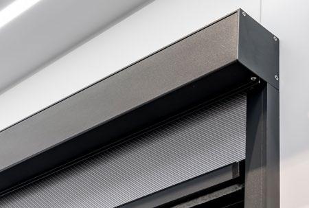 Zastosowanie aluminiowych prowadnic bocznych i zamka ZIP wszywanego w boczne krawędzie tkaniny pozwala na utrzymanie poziomu napięcia tkaniny niedostępnego dla innych systemów
