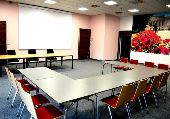 SALE KONFERENCYJNE DLA MAŁYCH GRUP (DO 100 OSÓB) Ilość osób Cea (8 godz.