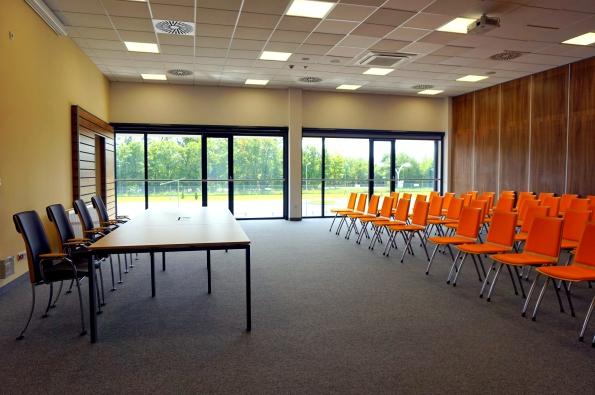 Wyposażeie sali koferecyjej: Rzutik multimedialy, ekra Nagłośieie Mikrofo Mówica Whiteboard /