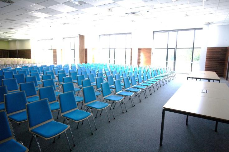 SALE KONFERENCYJNE DLA GRUP POWYŻEJ 100 OSÓB Ilość osób Powierzchia -10 % przy wyajmie sali koferecyjej w poiedziałek Cea (8 godz.