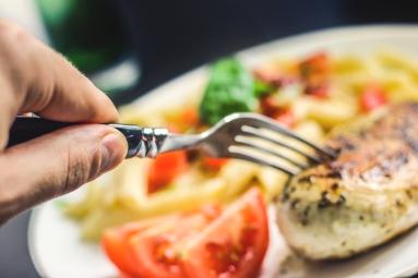 OFERTA GASTRONOMICZNA LUNCH Luch serwoway: jedodaiowy - porcja mięsa lub ryby - ziemiaki lub ryż - surówka - sok 100% lub woda mierala z cytryą (50 ml/os.) 3zł/os.
