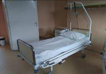) doprowadzono do właściwego stanu sanitarnotechnicznego stoliki przyłóżkowe i stoły w salach chorych (odnowiono, częściowo wymieniono stare na nowe) na Oddziale Chorób Płuc I, na Oddziale Chorób