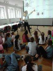 w szkołach). Działania edukacyjne prowadziły pielęgniarki szkolne, przy pomocy materiałów edukacyjnych przekazanych z PSSE.