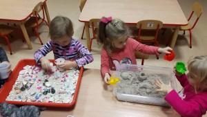 Badania wskazują jednoznacznie, że informacje docierające do mózgu dziecka poprzez receptory dotyku od urodzenia, a nawet w okresie prenatalnym - wpływają na właściwy rozwój uwagi, percepcji