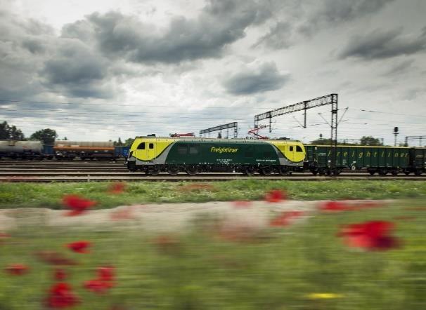 LOKOMOTYWY Lokomotywy to pojazdy szynowe z własnym napędem, przeznaczone do ciągnięcia lub pchania wagonów po torach kolejowych, zasadniczo nieprzeznaczone do przewożenia ładunków.
