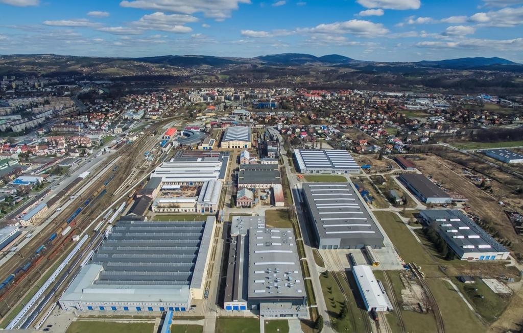 Grupa Kapitałowa utworzona przez Emitenta prowadzi działalność w następujących segmentach działalności operacyjnej: segment I produkcja taboru szynowego i systemów sterowania oraz usługi naprawy,