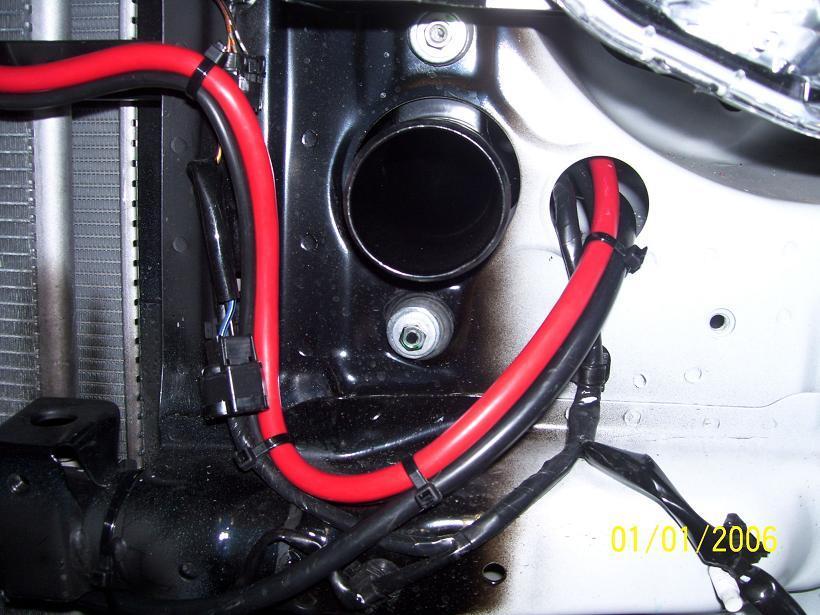 Przekaźnik należy zdemontować z wciągarki i zamontować pod przednią maską za pomocą trzech przewodów (H07V-K 1x35) z
