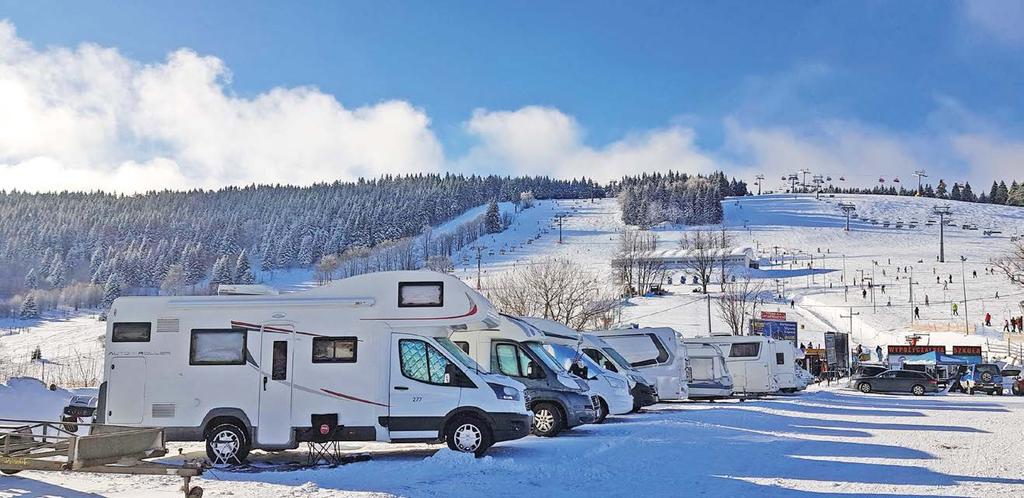 Zimowy caravaning Wyjazd na narty kamperem? Jak najbardziej. Każdy samochód kempingowy posiada ogrzewanie, które bez problemu zapewni podróżującym komfort nawet przy -20*C mrozu na zewnątrz.