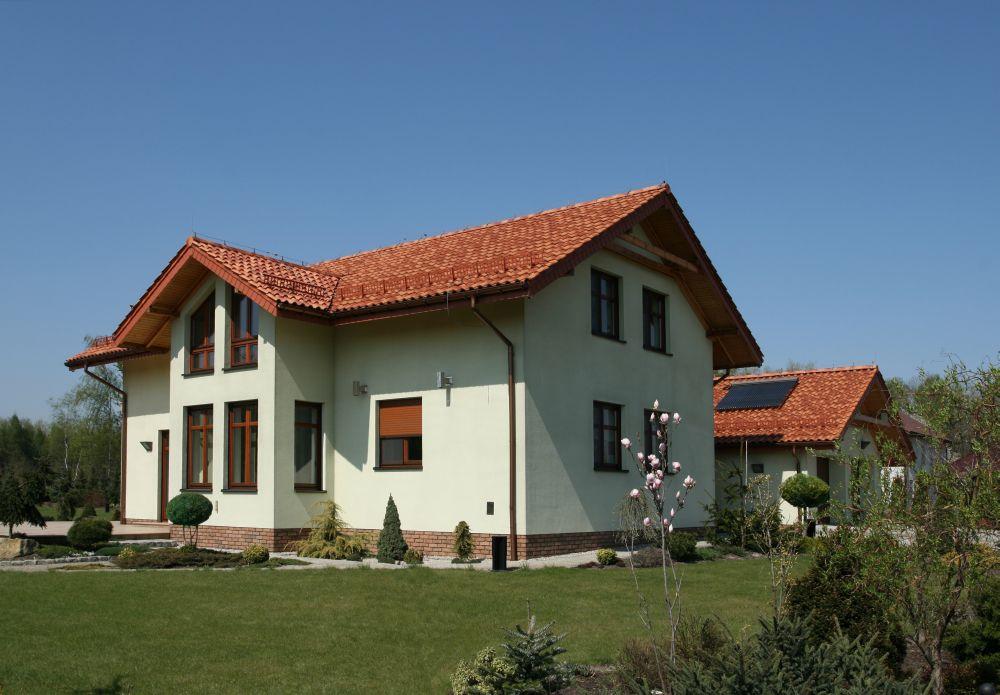 Cechą charakterystyczną domów piętrowych jest dach płaski.