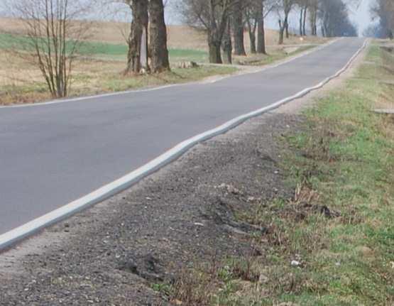 Ważniejsze wyniki kontroli Fot. 4 i 5 Nierówności poprzeczne na przebudowanej drodze powiatowej w powiecie rypińskim. Źródło: Materiały kontrolne NIK.