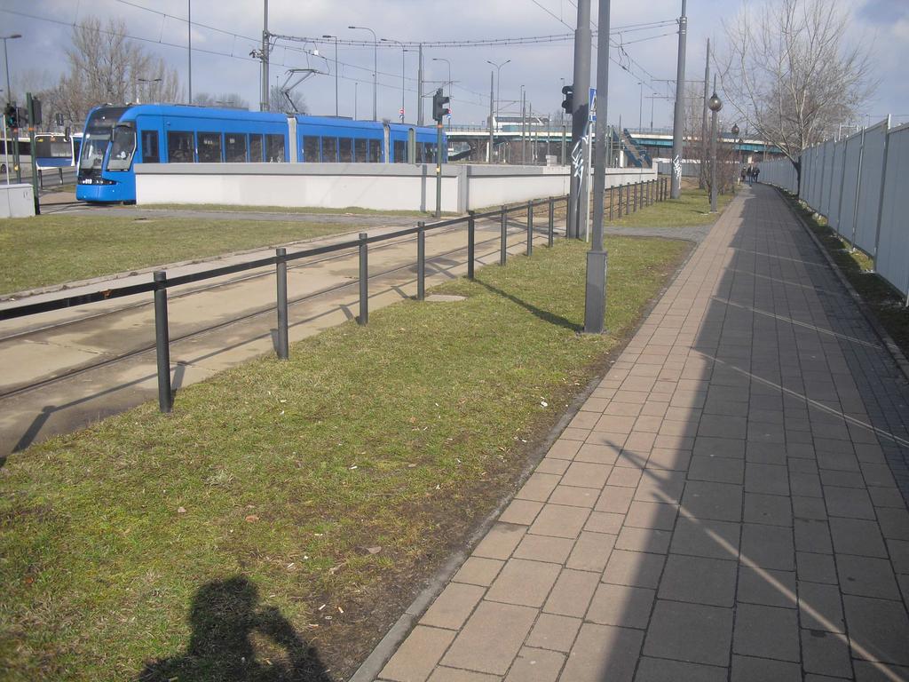 Od strony torowiska tramwajowego jest obramowany obrzeżem betonowym 8/30 wtopionym, od strony przeciwnej obrzeżem betonowym 8/30 o odkryciu 5 cm.