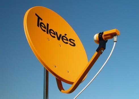 geometryczna. Mimo to zalety zasilania offsetowego przeważają, w szczególności gdy chodzi o małe anteny satelitarne. Rys. 2.2. Antena satelitarna paraboliczna Televes offsetowa.