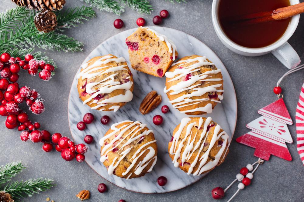 Muffiny z żurawiną i orzechami pekan w lukrze Osób: 12 Idealne na czas świąteczny. Wspaniały aromat żurawiny i orzechów sprawi, że każdy poczuje magię świąt. Idealne na prezent.