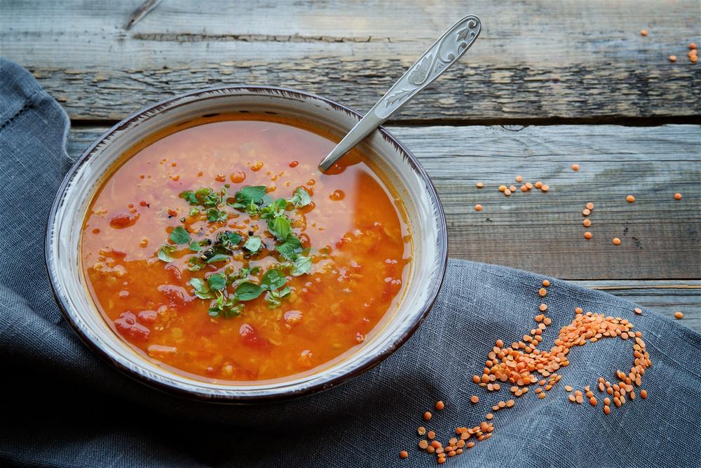 Zupa pomidorowa z soczewicą Osób: 4 Autor: Autor P2 Pyszna zupa pomidorowa z soczewicą to danie, które zawiera w sobie pożywną soczewicę ukrytą w klasycznej zupie pomidorowej.