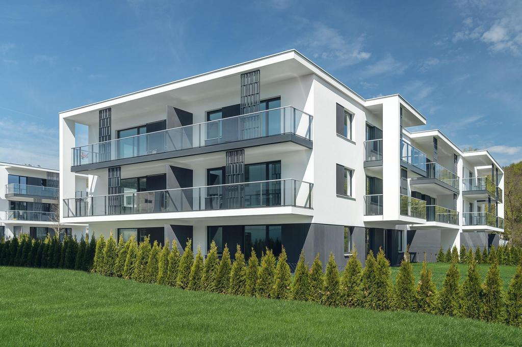 fot. materiały prasowe Invest Komfort Projekt architektoniczny wykonany został przez studio MS Architekt. Budynki położone są w malowniczej dolinie granicznej rzeki Sweliny.