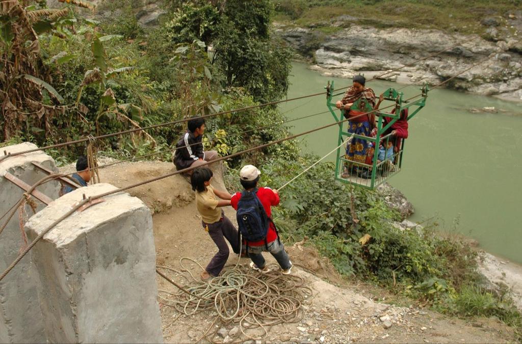Transport przez rzekę w prowizorycznym wagoniku, Nepal. Foto.