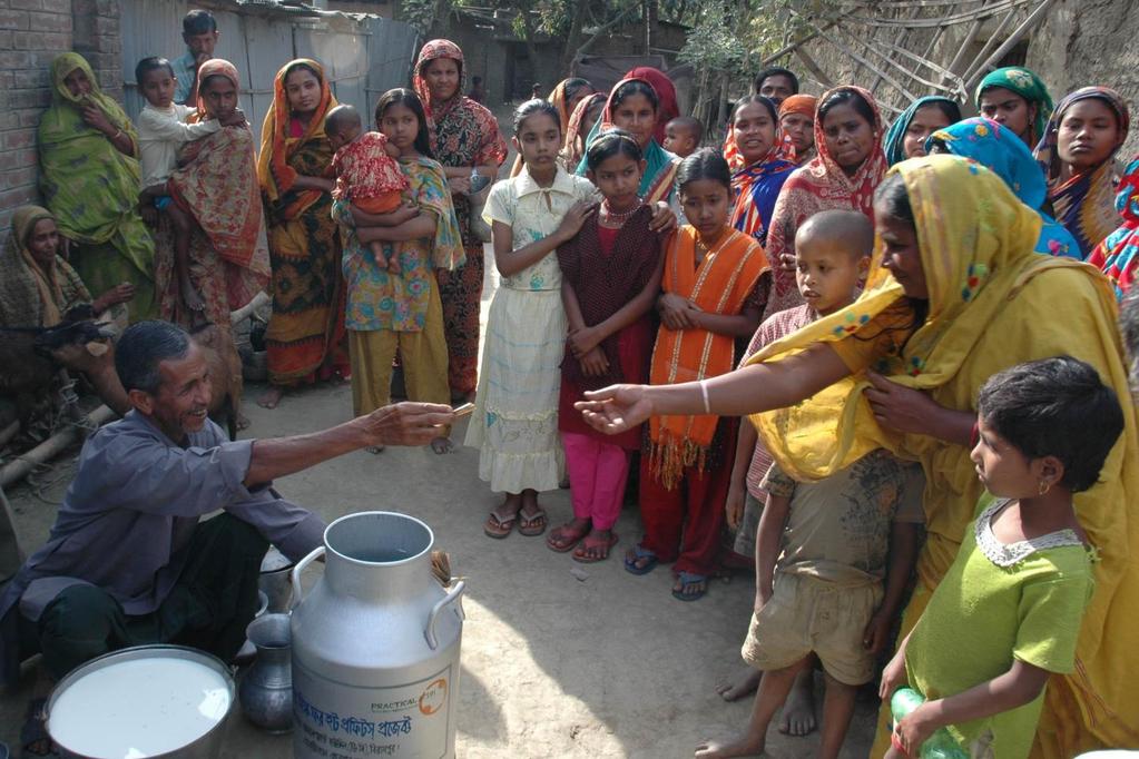 Rolniczka otrzymuje wynagrodzenie za mleko, Bangladesz. Foto.