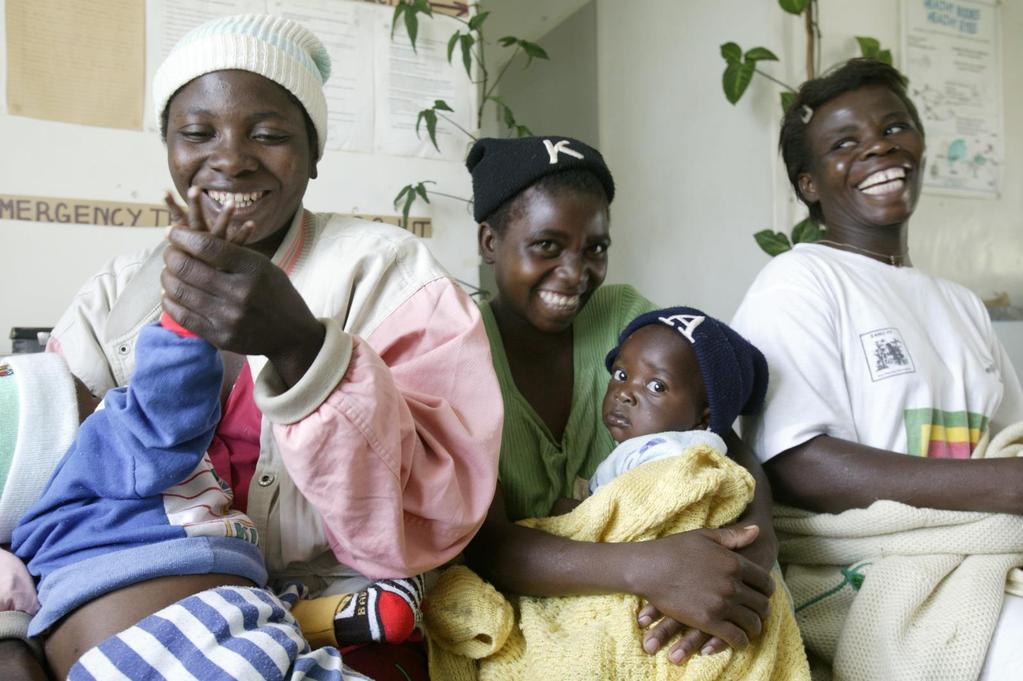 Kobiety przyprowadziły swoje dzieci na szczepienie, Zimbabwe. Foto.