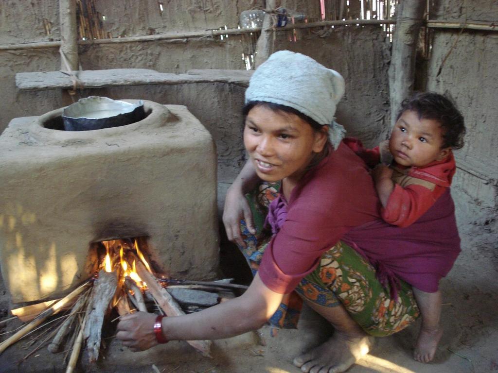 Kobieta z ulepszoną kuchenką, Bangladesz. Foto.